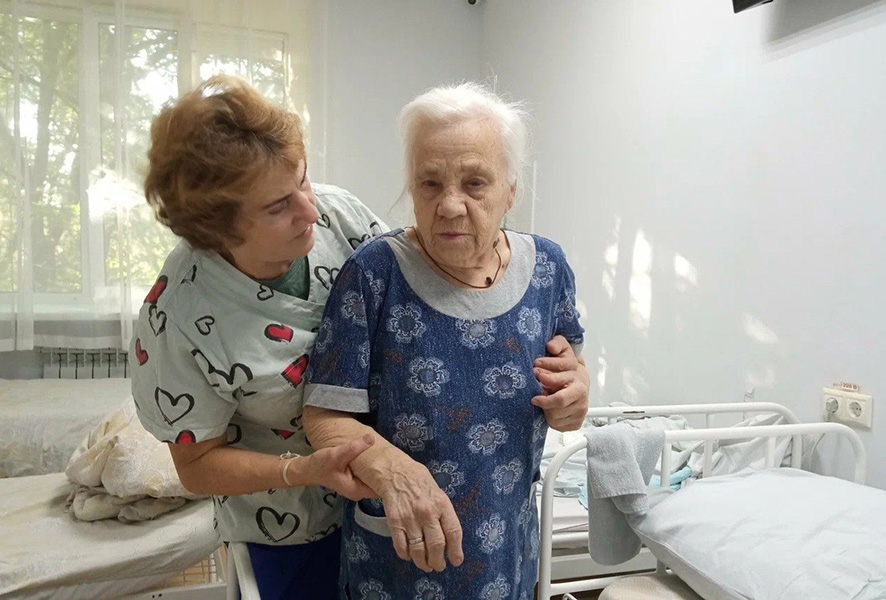 Уход за пожилым человеком: как организовать безопасно