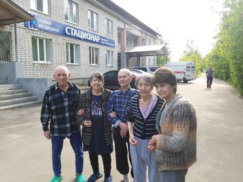 Пациенты стационара «Новая медицина» на прогулке у здания