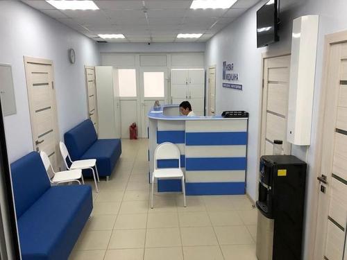 Холл и стойка администратора в стационаре «Новая медицина»